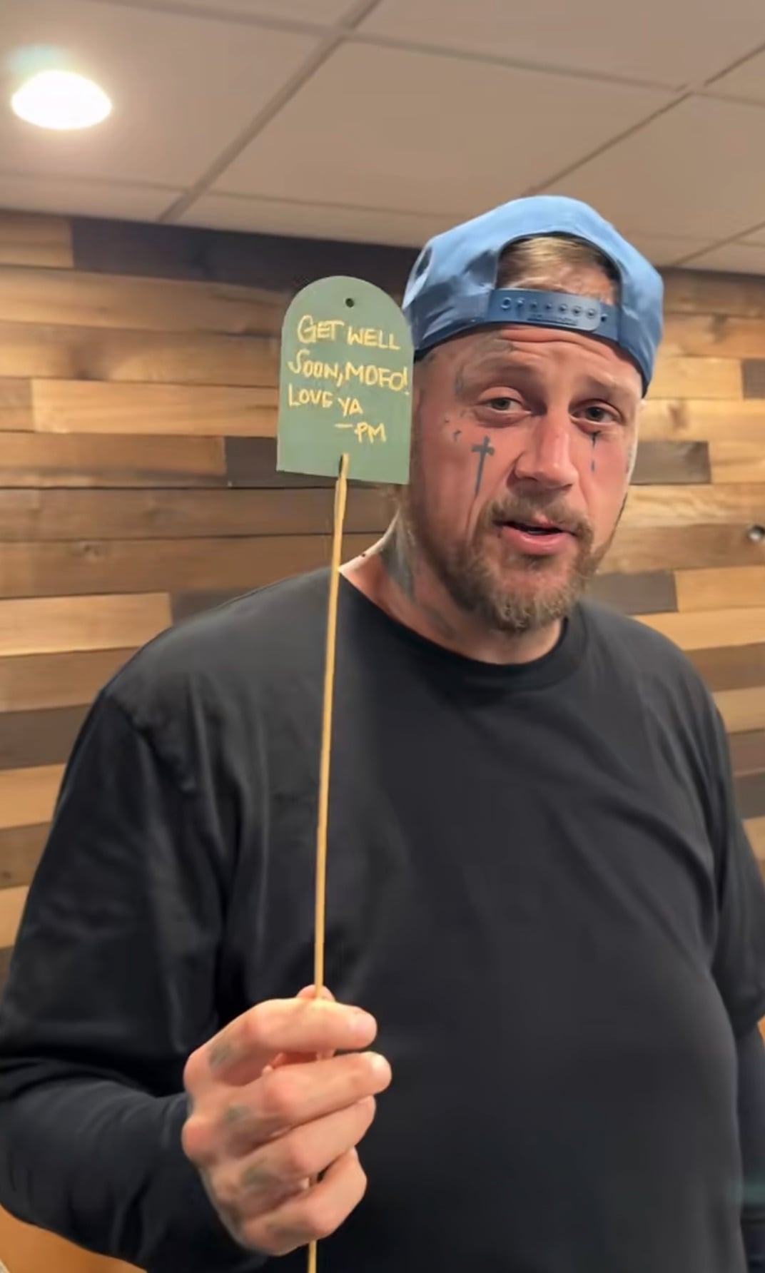 Jelly Roll shows off the card Post Malone sent with flowers 