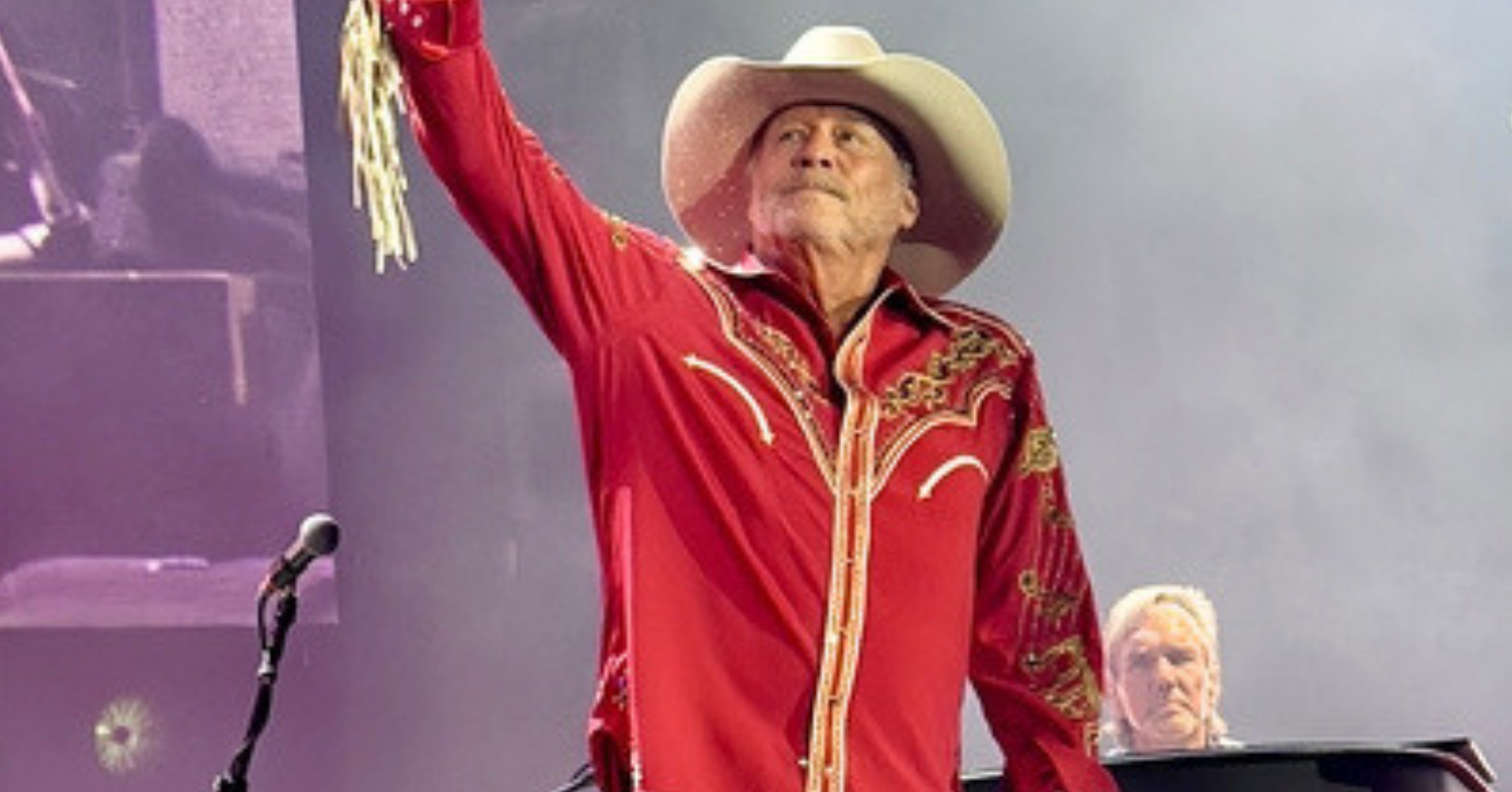 Alan Jackson waves to the crowd at the end of his last concert