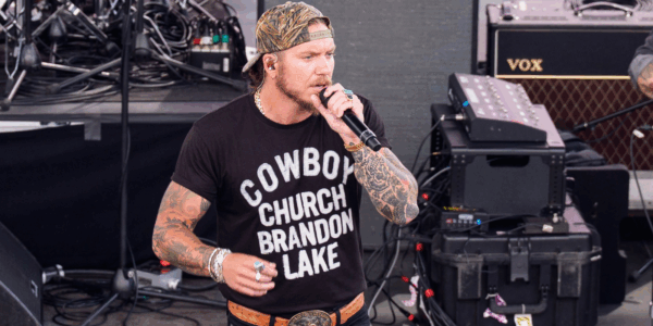 Brandon Lake stops his performance to pray over fan who fainted