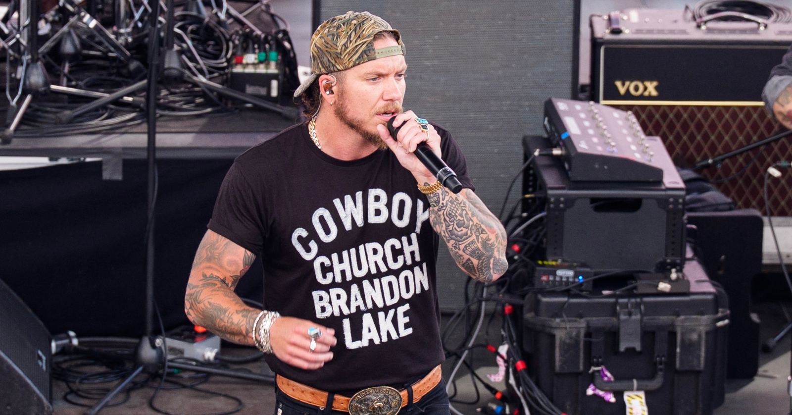 Brandon Lake stops his performance to pray over fan who fainted