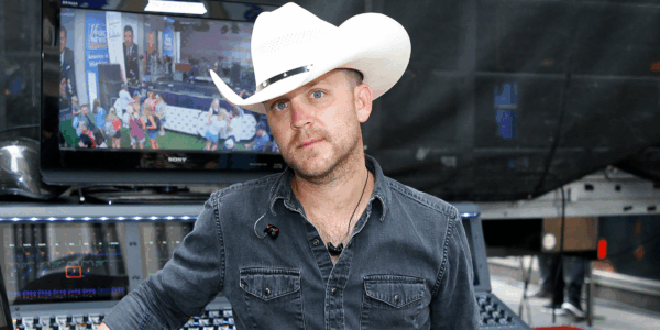 Justin Moore announces he will hopefully return to touring at the end of the summer