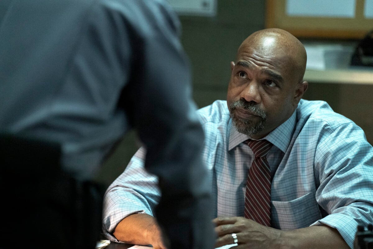 MAYOR OF KINGSTOWN: “Left With the Nose”- Lane Garrison as Carney and Michael Beach as Kareem in season 2, episode 6 of the Paramount+ series MAYOR OF KINGSTOWN. Photo Cr: Dennis P. Mong Jr./Paramount + © 2022 Viacom International Inc. All Rights Reserved.