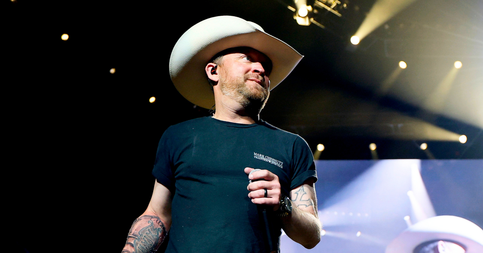 Justin Moore makes his return to touring after a 30-day stint in rehab