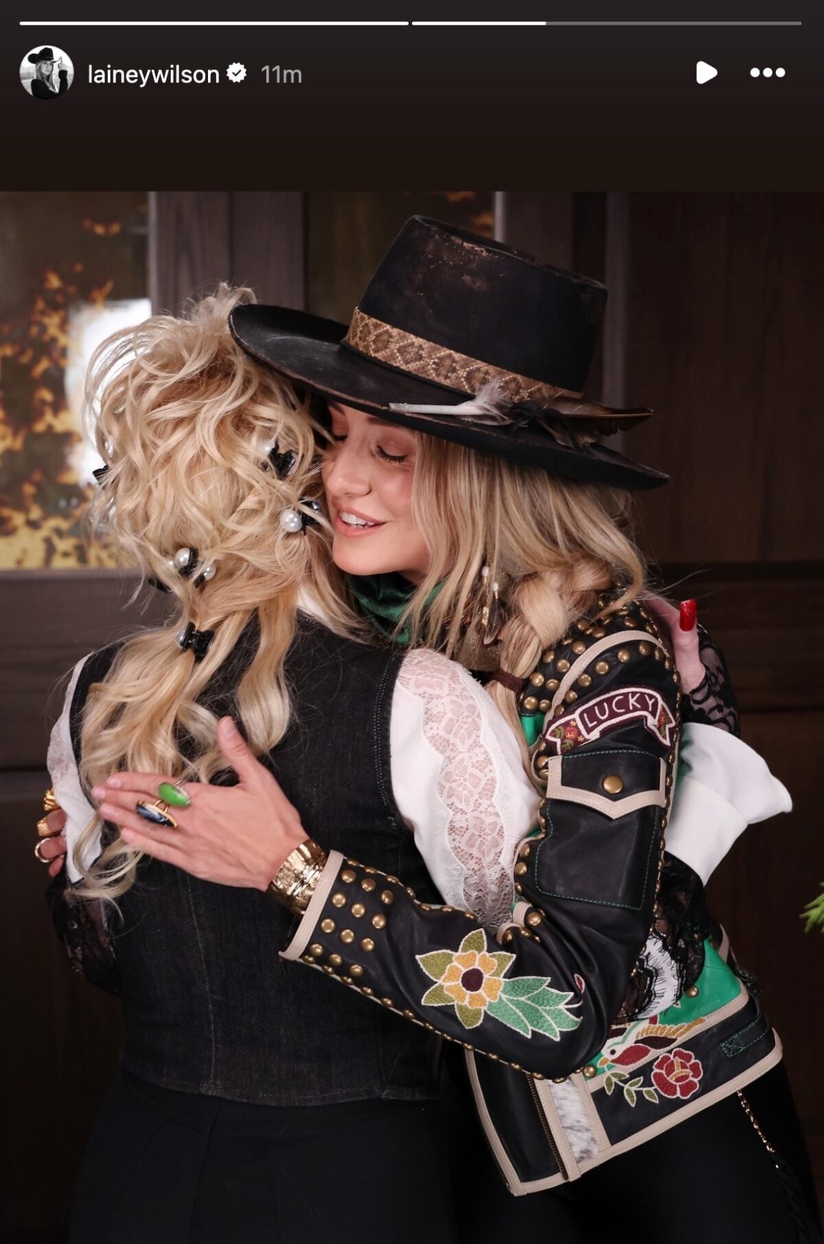 Lainey Wilson shares a photo with Dolly Parton to mourn her passing 