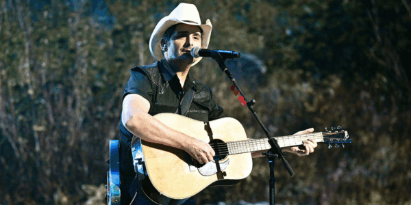Brad Paisley honors Dolly Parton at his first concert since her death