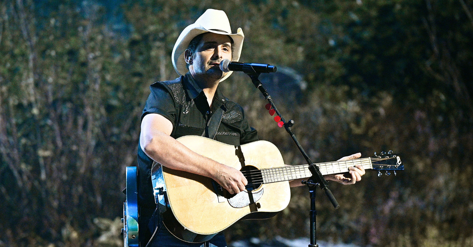 Brad Paisley honors Dolly Parton at his first concert since her death