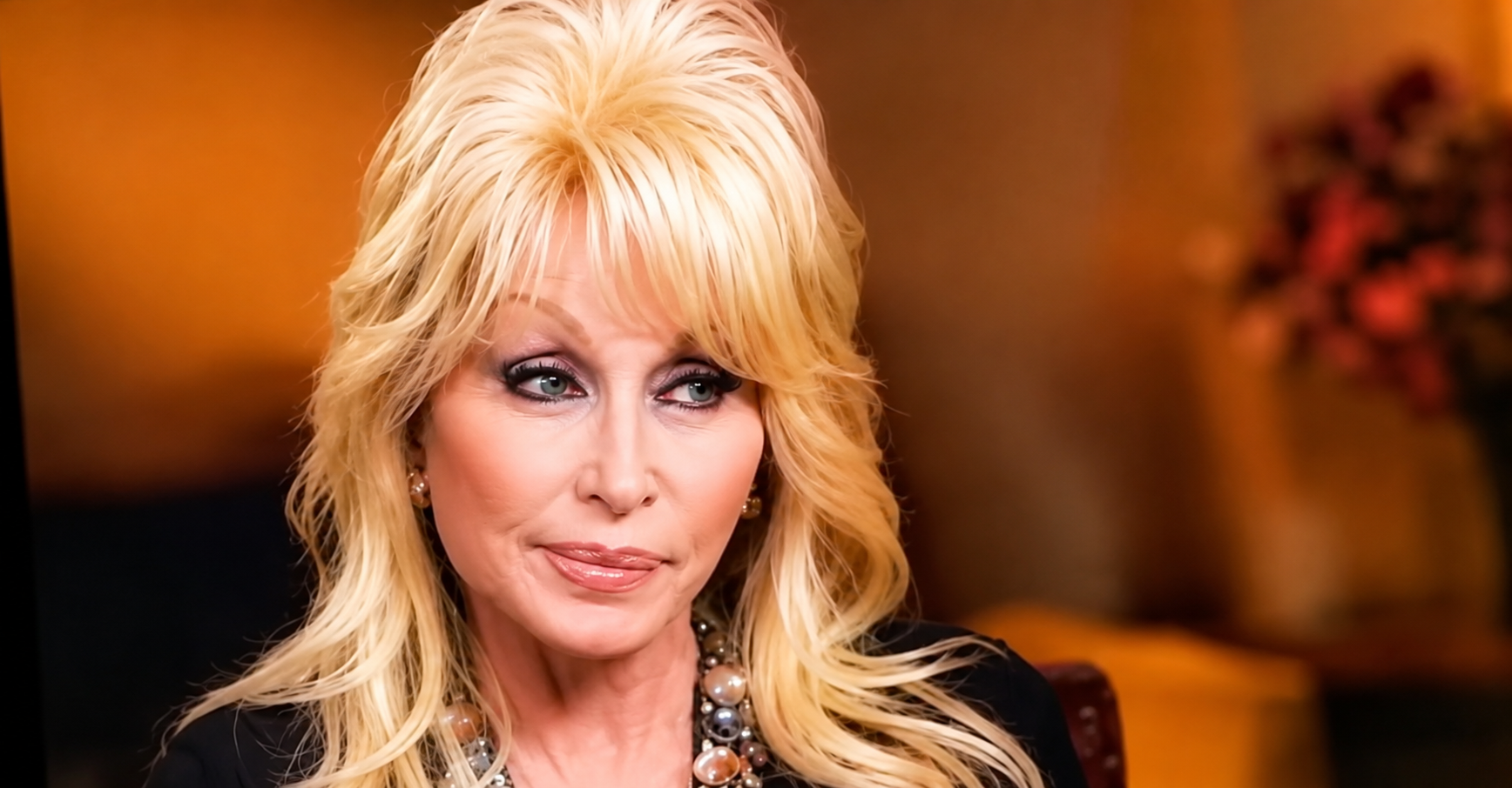 Dolly Parton shuts down interviewer when they ask her about politics