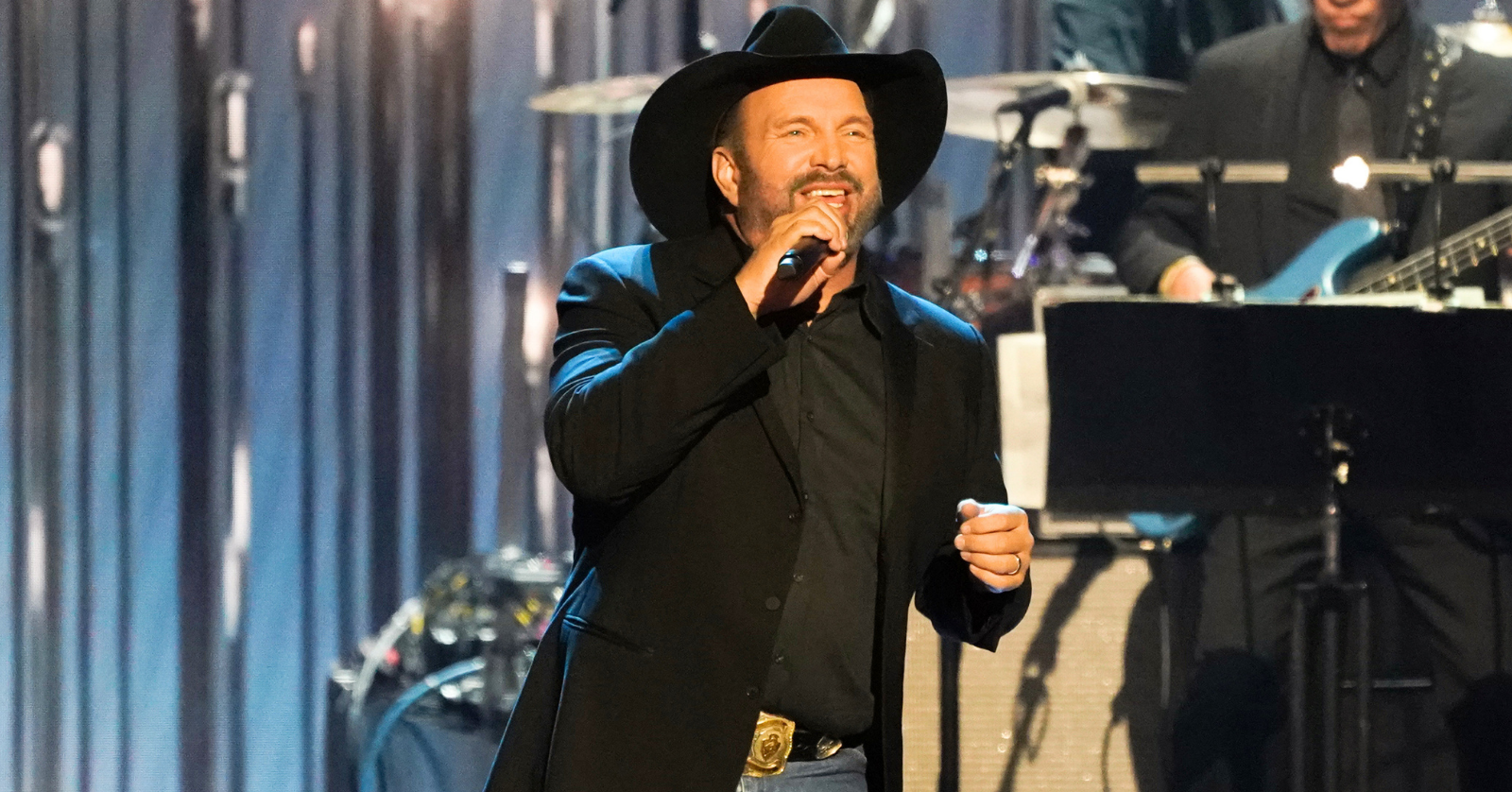 Garth Brooks kicked off his 2026 new Blame It All On My Roots Arena Tour in Indianapolis on August 20, which songs did he sing and include in the setlist?