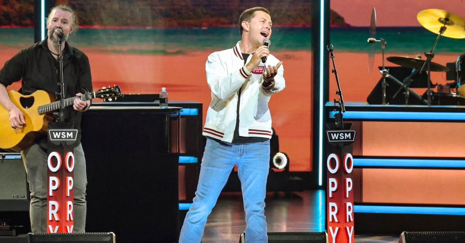Scotty McCreery sang Hello Darlin by Conway Twitty at the Opry in June 2026