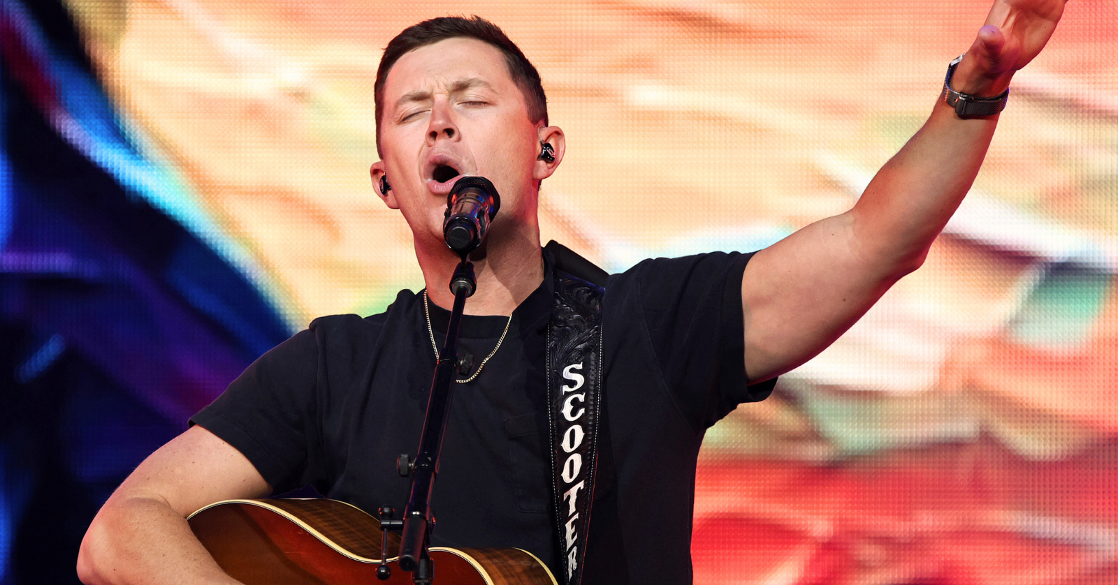 Scotty McCreery shared, sings an awe-inspiring, tender performance of the Christian hymn "The Old Rugged Cross" in 2021