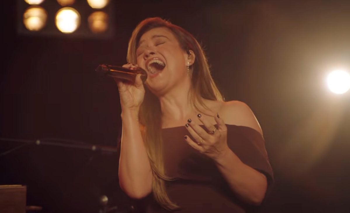 Kelly Clarkson steals the show in first Voice coach performance. 
