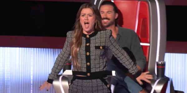 Kelly Clarkson attempts to physically block Riley Green from getting an artist on The Voice