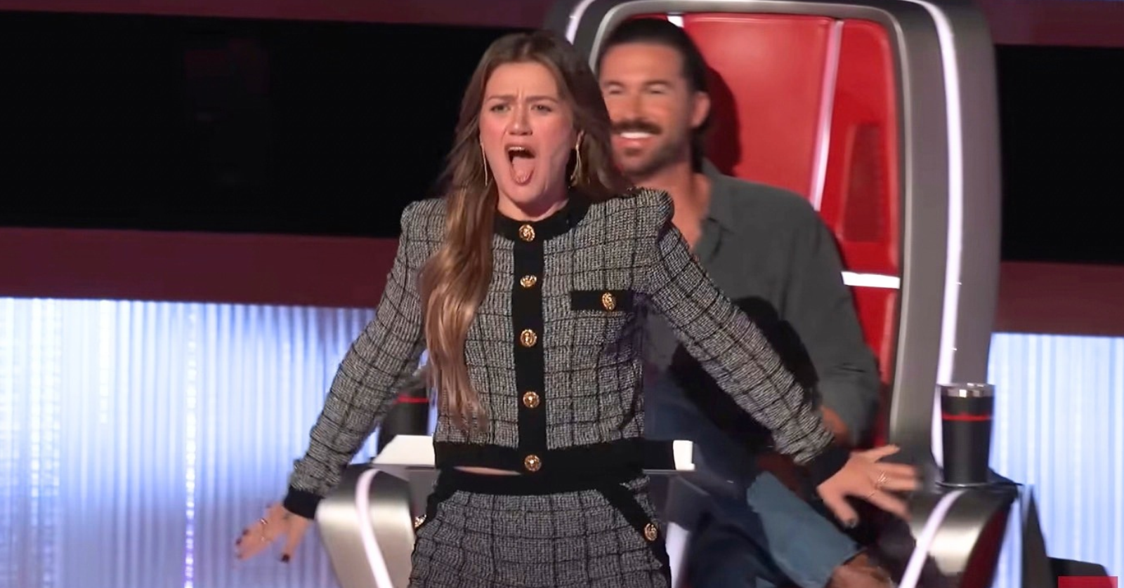 Kelly Clarkson attempts to physically block Riley Green from getting an artist on The Voice