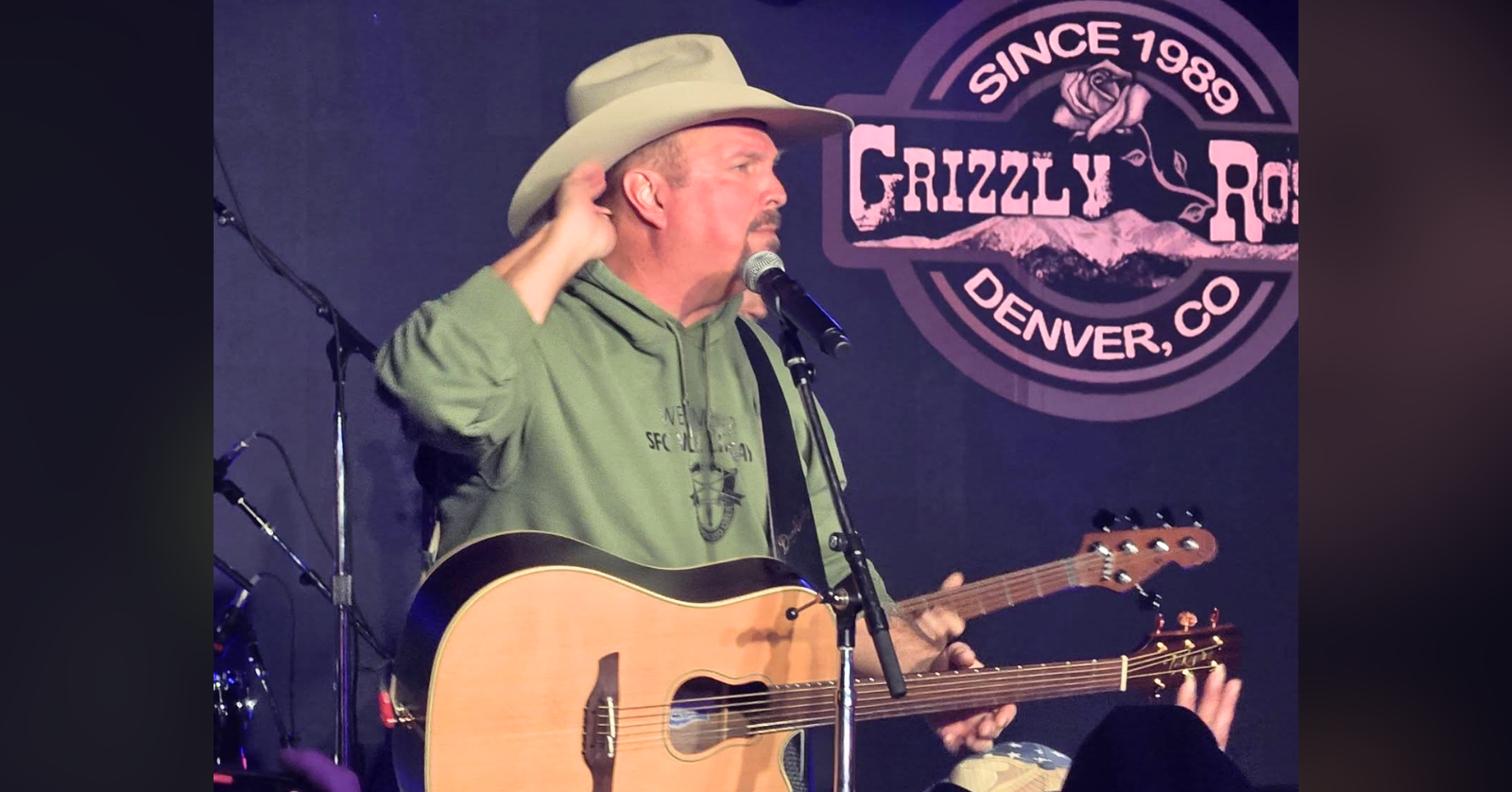 Garth Brooks stopped his secret show in Denver to get medical attention to two fans