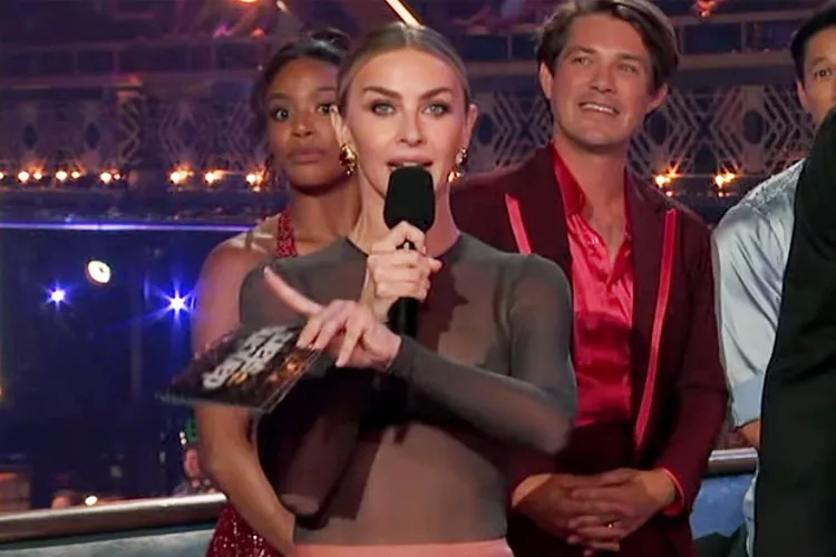 Julianne Hough announces that online voting has crashed