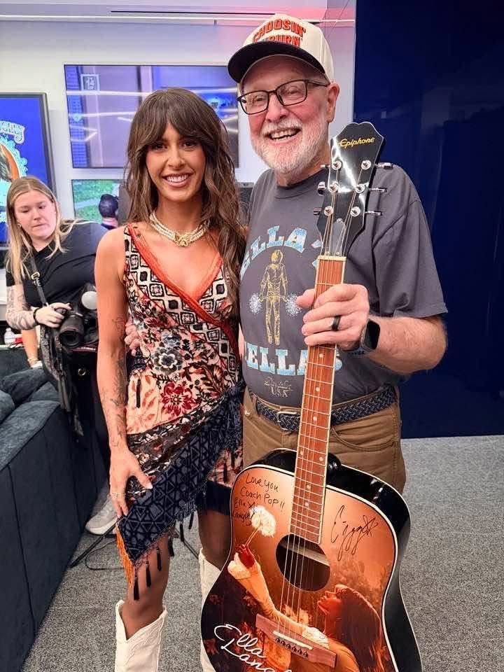 Ella Langley reunites with her former teacher backstage at her show
