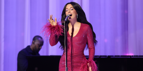 Kacey Musgraves performs in honor of Dolly Parton