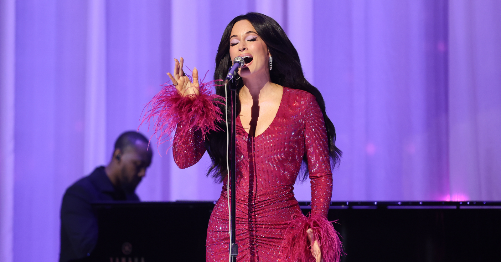 Kacey Musgraves performs in honor of Dolly Parton