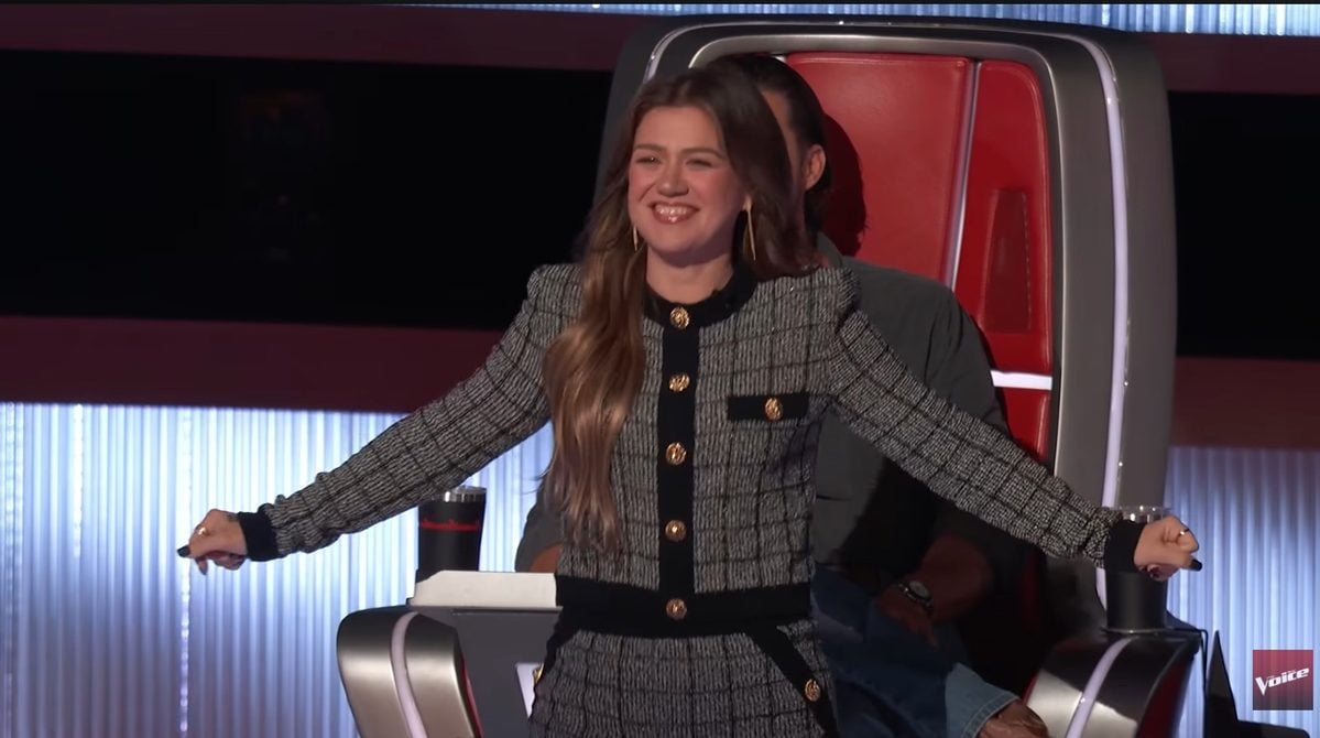 Kelly Clarkson tries to block Riley Green from a Voice contestant