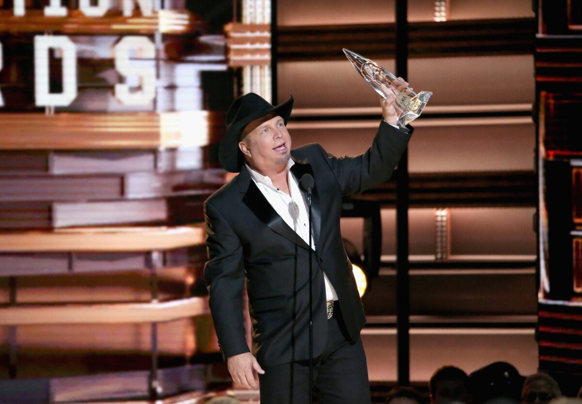 Garth Brooks accepts 2016 CMA Entertainer of the Year Award