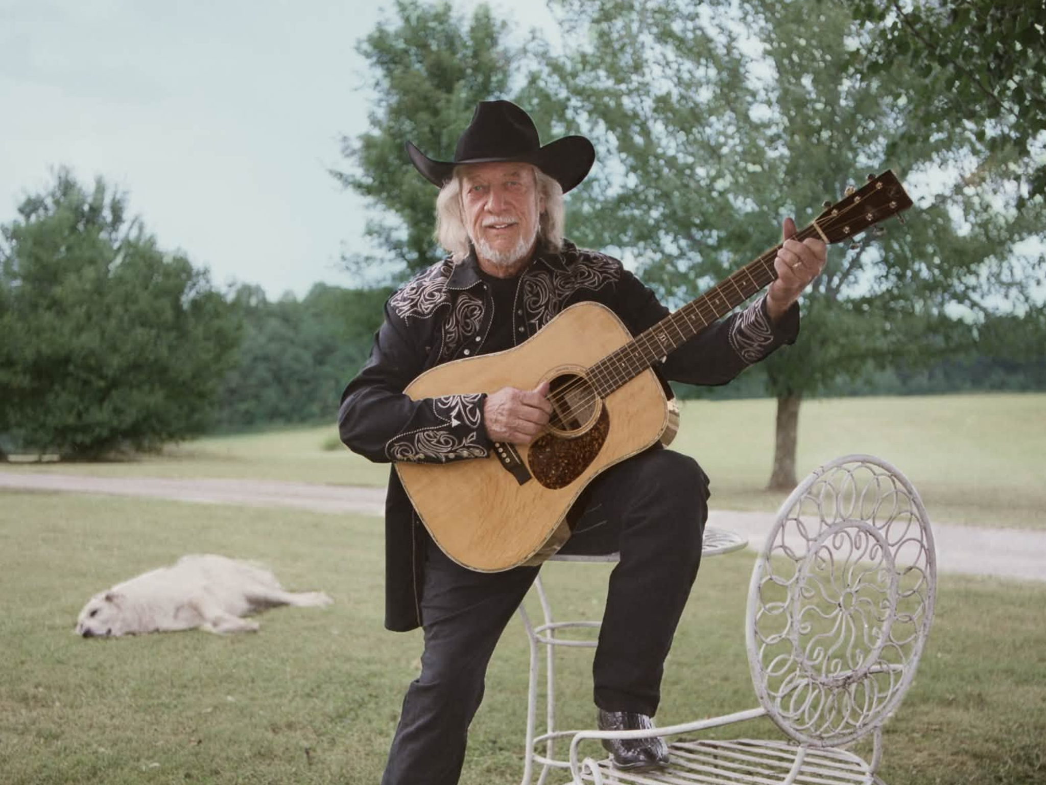 Country artist John Anderson died at the age of 71 on Oct. 21, but his death was preceded by an incredible return to recording music after losing his hearing.
