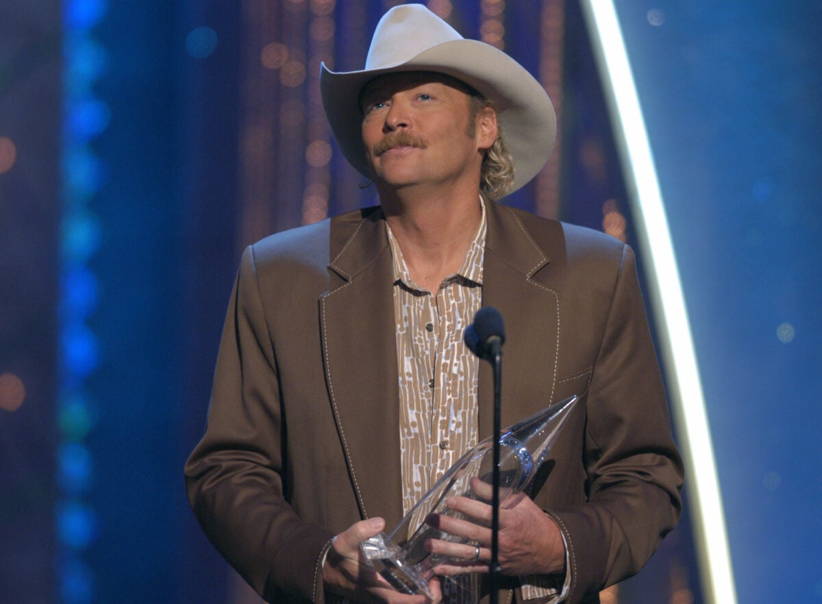 Alan Jackson accepts the CMA Award for Entertainer of the Year in 2003