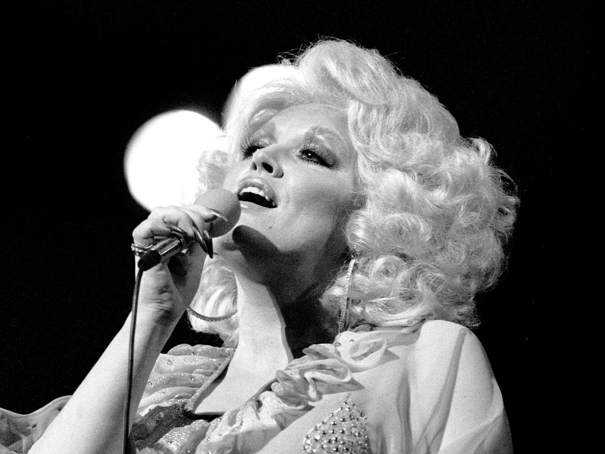 The Country Music Association aired a televised tribute in honor of Dolly Parton on October 21.
