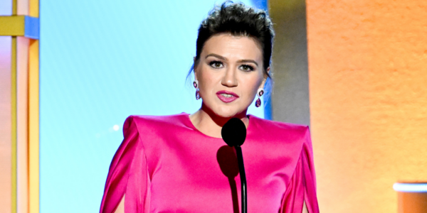 Kelly Clarkson claims a toy store in Brooklyn called Art of Play gave her the "pretty woman" treatment, launching back-and-forth statements in an online feud