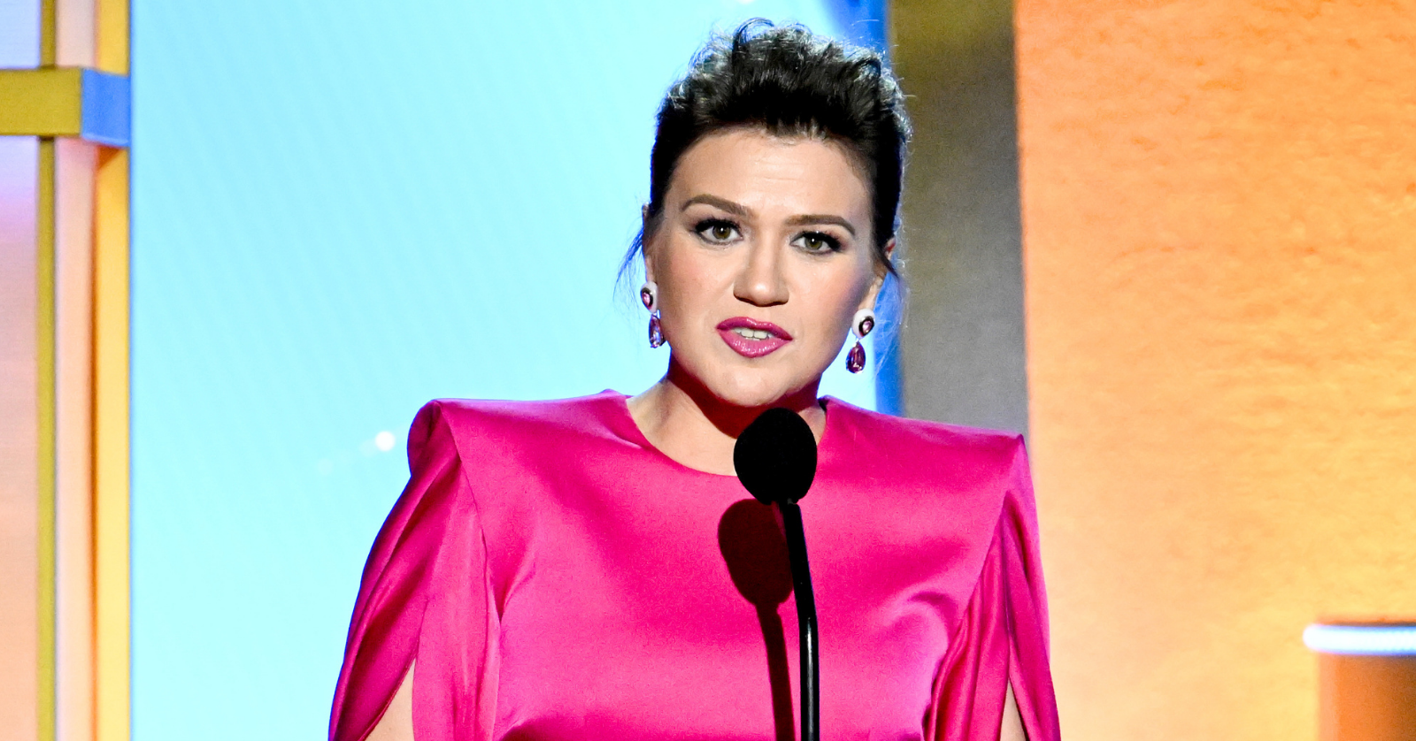 Kelly Clarkson claims a toy store in Brooklyn called Art of Play gave her the "pretty woman" treatment, launching back-and-forth statements in an online feud