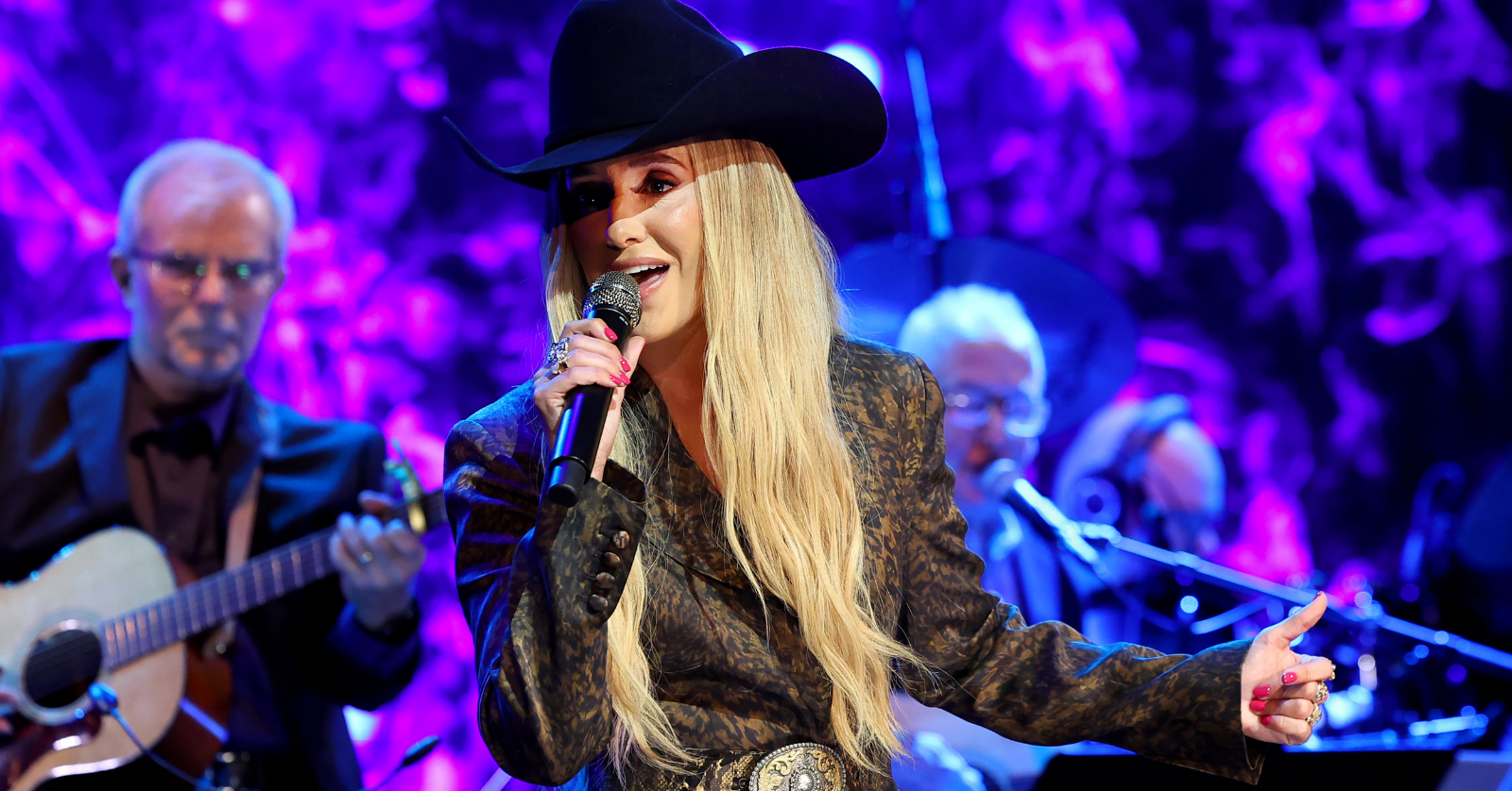 lainey wilson at the CMHOF