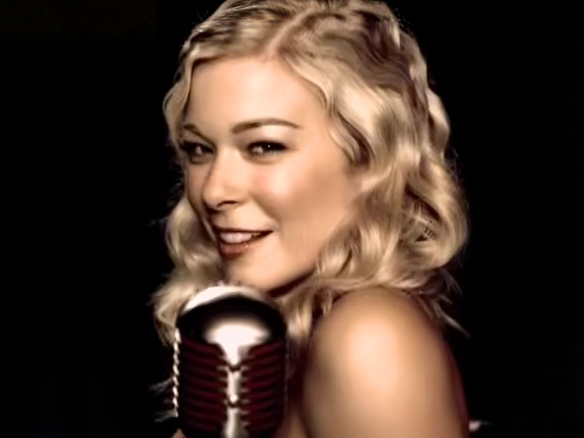 LeAnn Rimes sings "Swingin'"