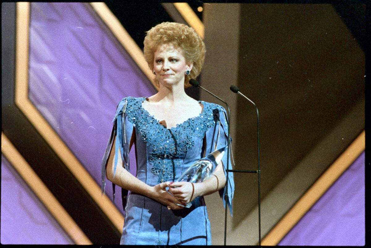 Reba McEntire accepts the CMA Entertainer of the Year Award in 1986
